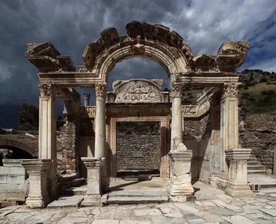 Efes Antik Kenti, binlerce yıllık tarihiyle ziyaretçilerini büyülüyor
